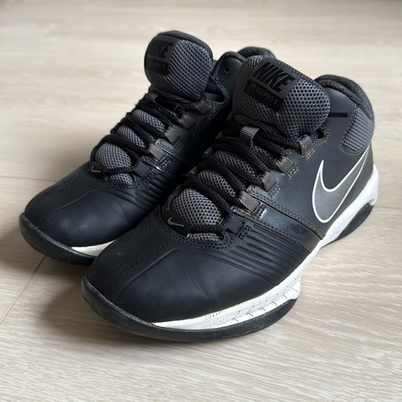 Nike Stylish Black & White Performance Shoes - Picture 1 of 10